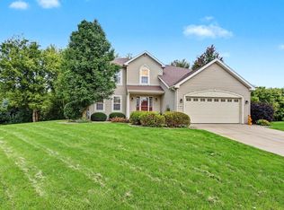 7 Woodridge Ln, Columbus, WI 53925