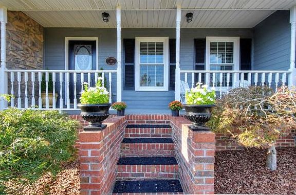 3rd image of 407 Elm Ln