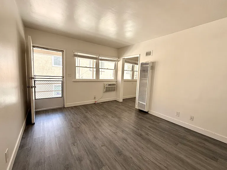 22719 Del Valle St #E — Photo 1
