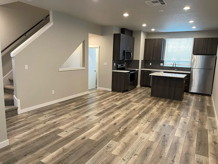 7624 SE Washington St — Photo 1