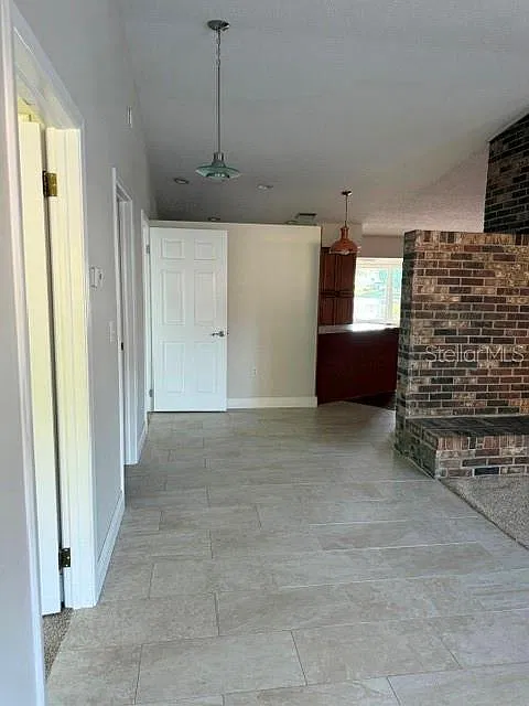 3 bed, 2.0 bath, 1954 sqft, $2,700 — Photo 2