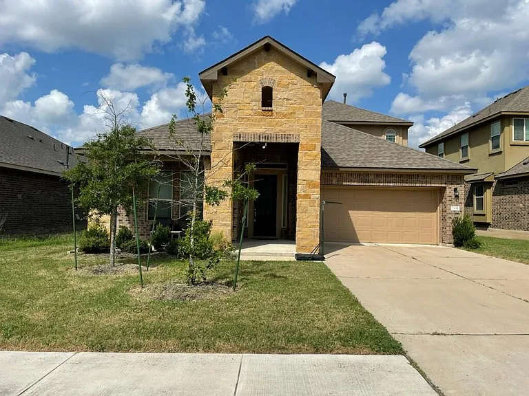 2433 Lyla Ln — Photo 1