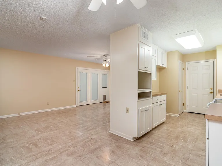 9601 Temple Dr — Photo 8