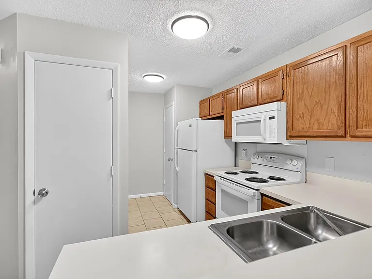 8471 Yadkin Cir #F — Photo 4
