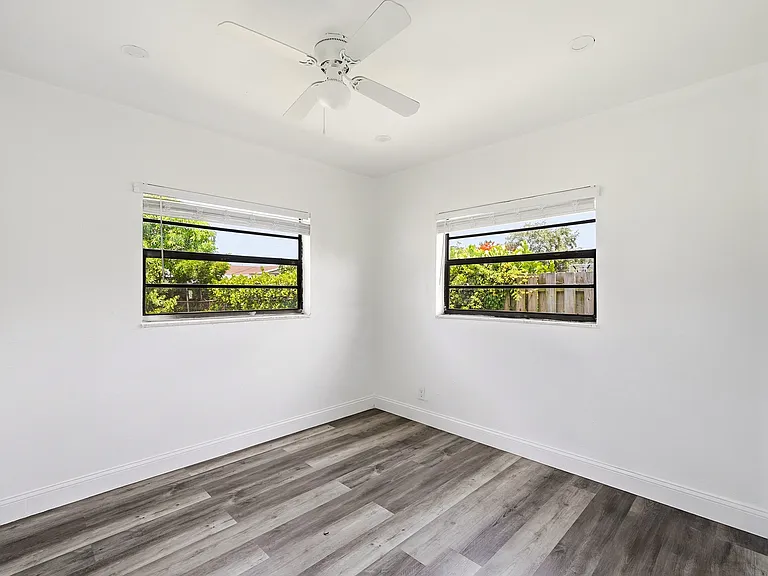 1060 SW 5th Ter — Photo 15