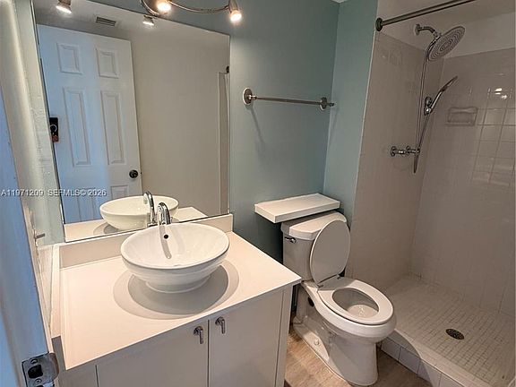 5th image of 2350 NE 135th St APT 503
