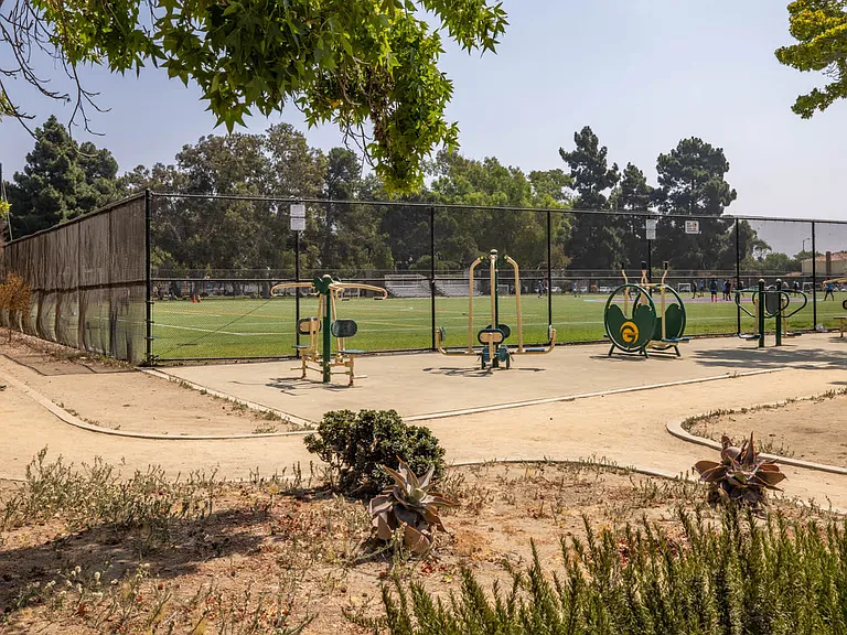 The Mar Vista Recreation Center is less than 15 minutes away.