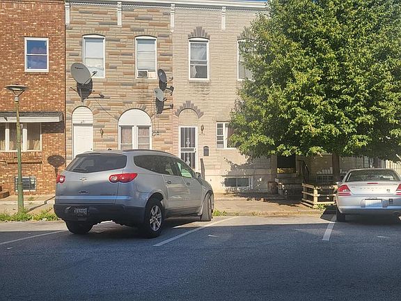 3rd image of 429 N Lakewood Ave