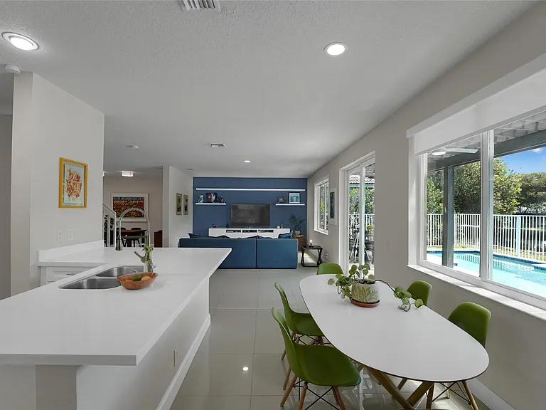 1070 Bluewood Ter — Photo 21