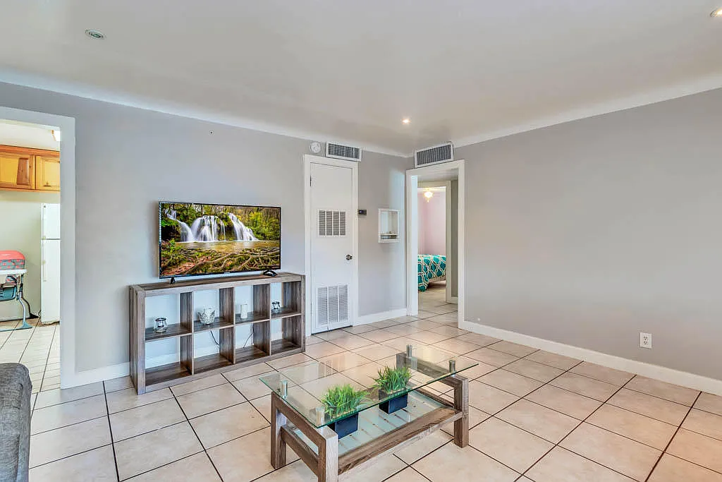 3 bed, 1.0 bath, 1151 sqft, $1,350 — Photo 3