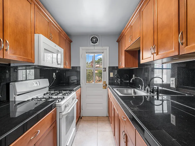 55 Farragut Pl NW #2 — Photo 7