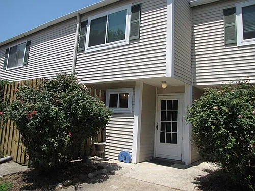 220 Elizabeth St Photo 1 220 Elizabeth St Photo 1