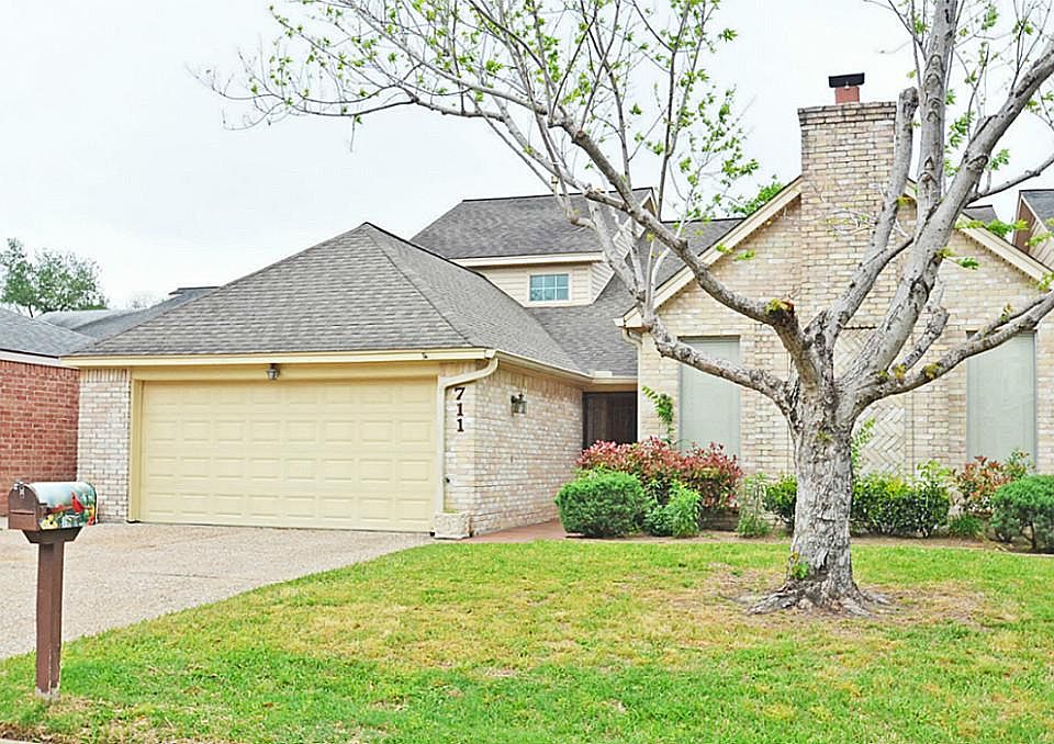 Located on a cul-de-sac street in the Energy Corridor. Close to shopping, I-10 & Hwy 6 for easy commuting. Katy ISD schools.