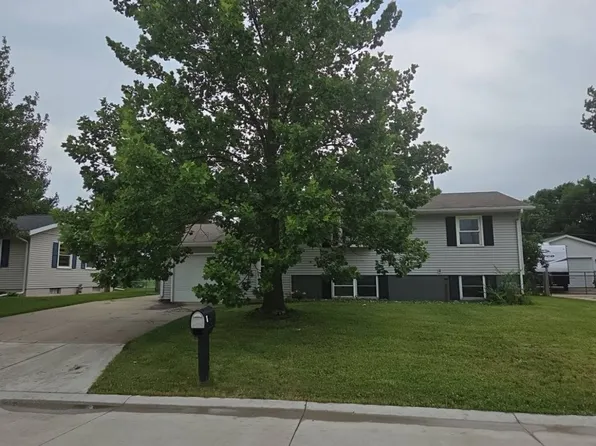307 E Lamphere Dr, Blue Grass, IA 52726
