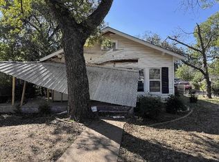 910 3rd St, Graham, TX 76450