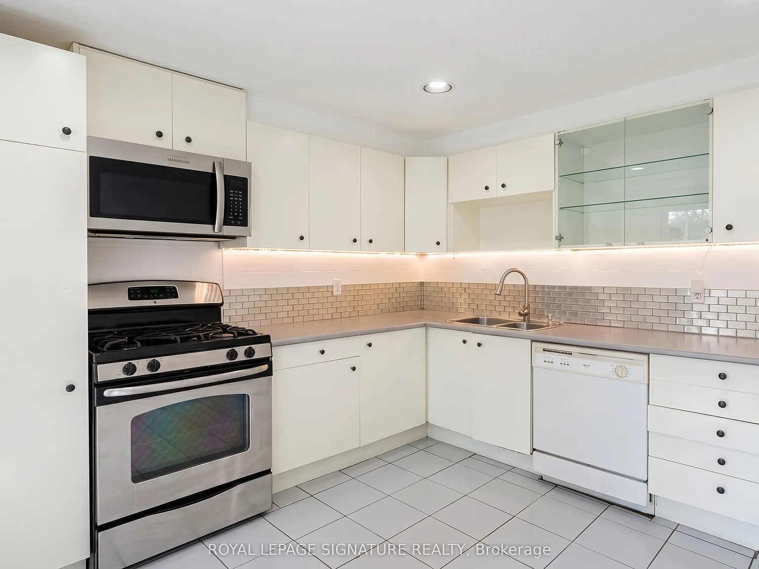 3 bed, $3,899 — Photo 3