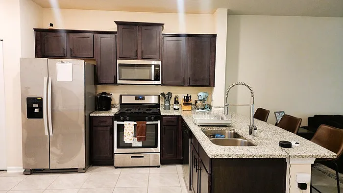 37 Temple Dr — Photo 3