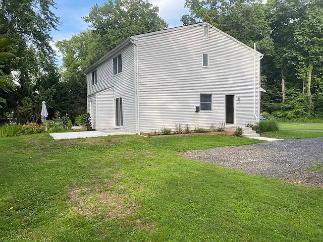 2 bed, 1.5 bath, 1300 sqft, $2,400 — Photo 2