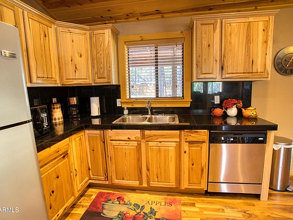 3rd image of 905 W NAVAJO Lane