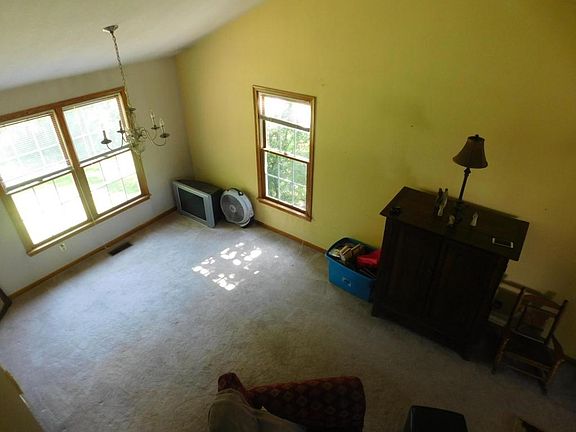 5th image of 495 Hillview St