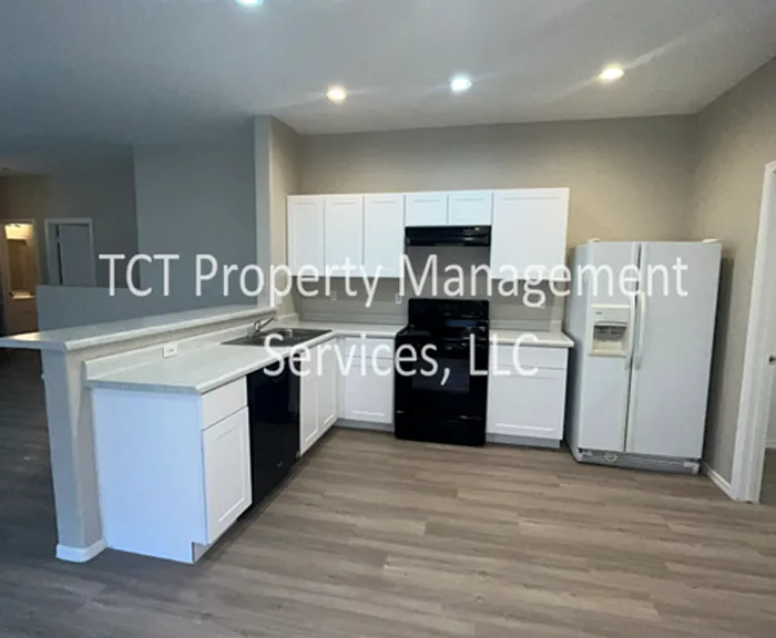 9136 W Cambridge Ave — Photo 3