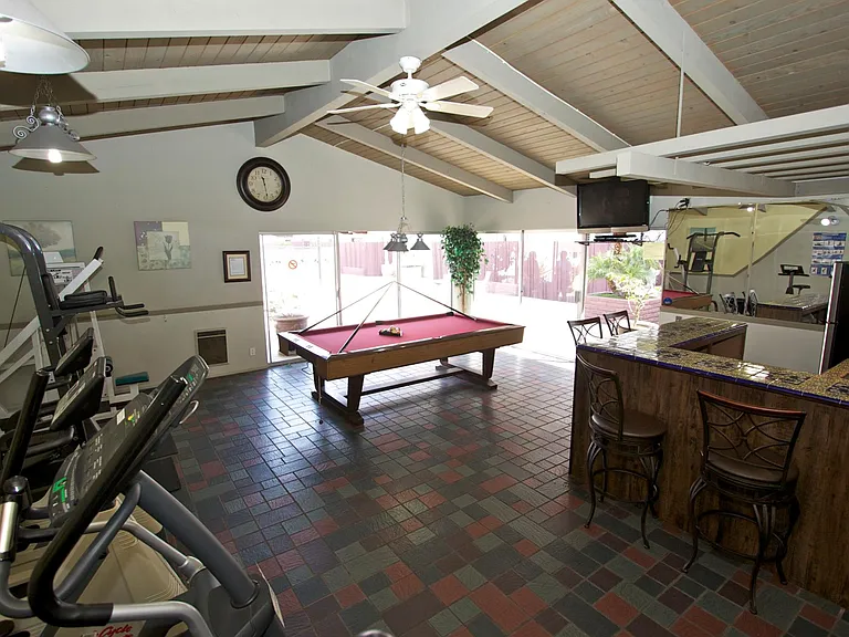 Chateau Garnet Apts. — Photo 17