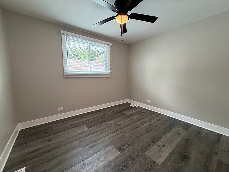 527 W 16th Pl — Photo 16
