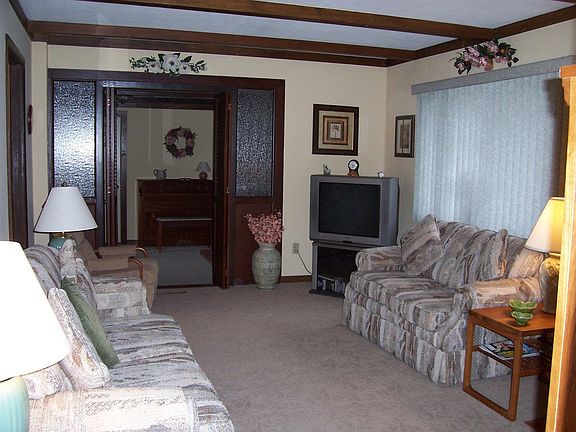 Livingr Room Opens to Family Room