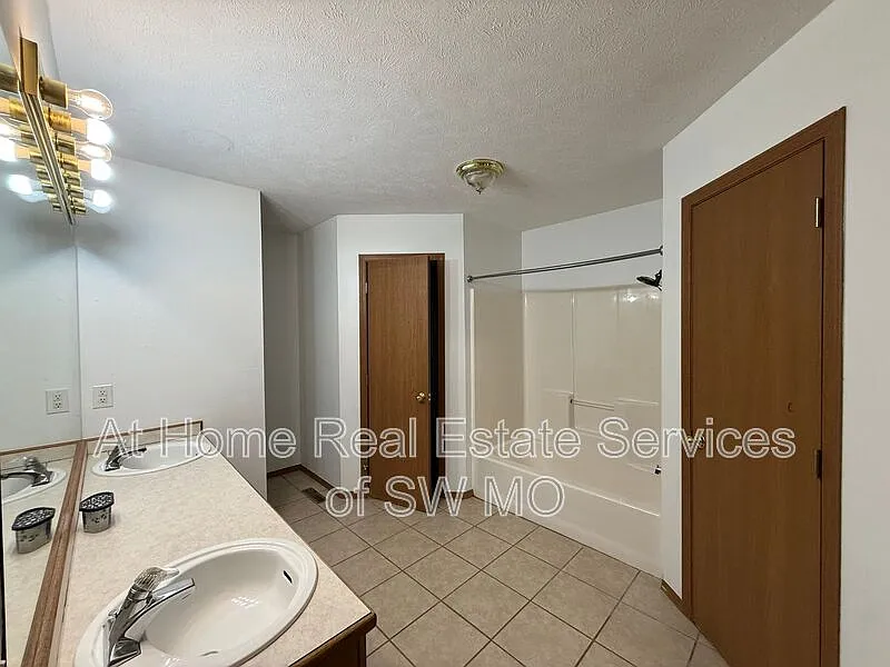 3 bed, 2.0 bath, 1300 sqft, $1,480 — Photo 4