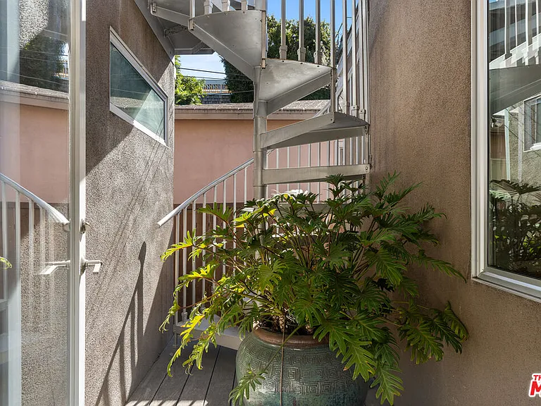 1613 Cabrillo Ave — Photo 13