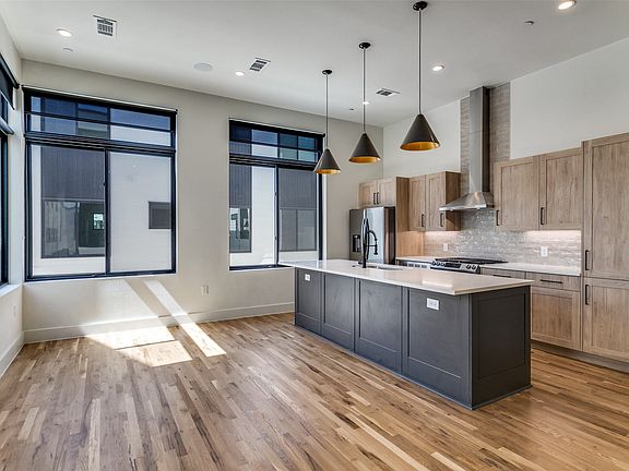 2nd image of 5609 Live Oak St #301