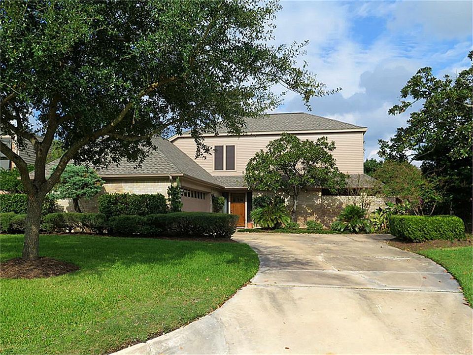 1st image of 32 Bendwood Dr