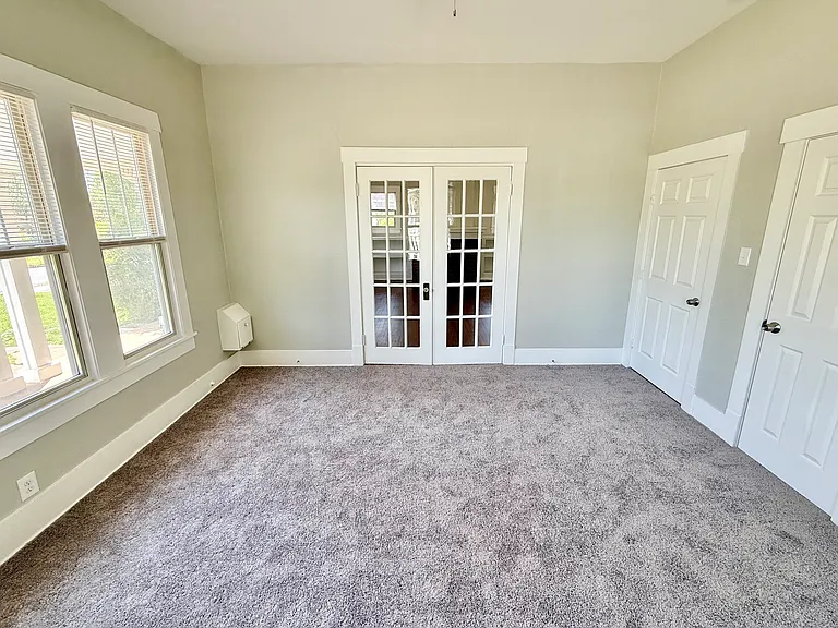 1201 E Lamar St — Photo 12