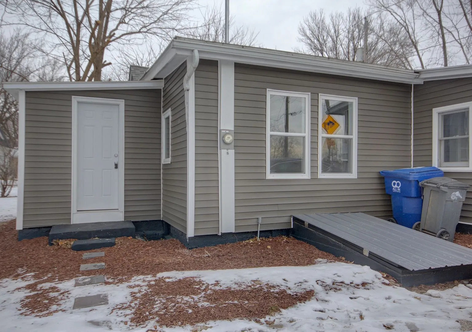 2 Bed 1 Bath House For Rent — Photo 2