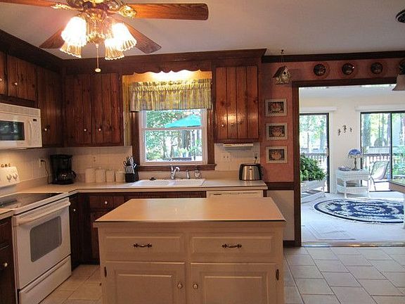 Kitchen, Ceramic Tile, Movable Island