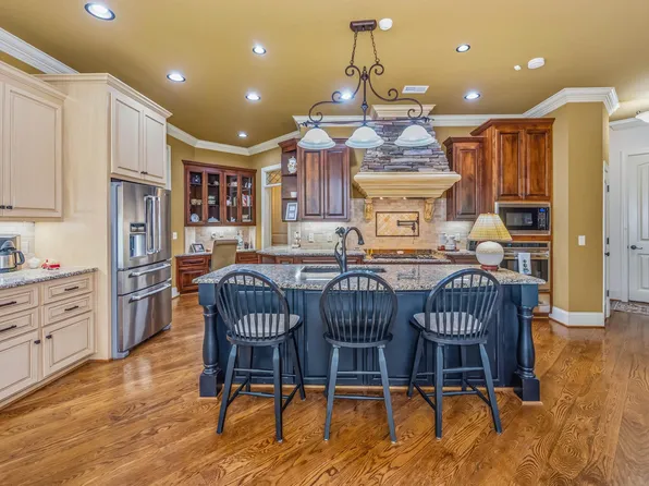 221 River Oaks Dr, Helena, AL 35080