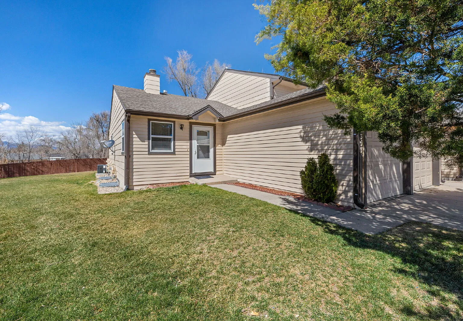 3 bed, 2.0 bath, 1920 sqft, $2,285 — Photo 2