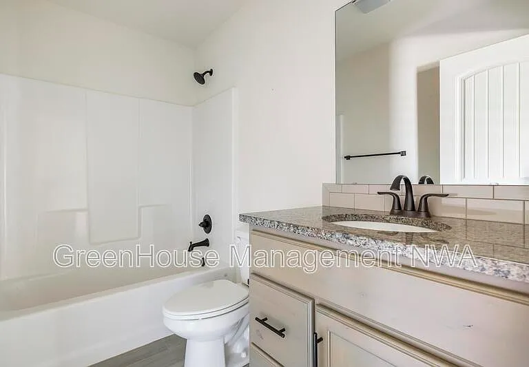 6111 NW McClellen St — Photo 11