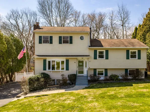 3 Puritan Ln, Washingtonville, NY 10992