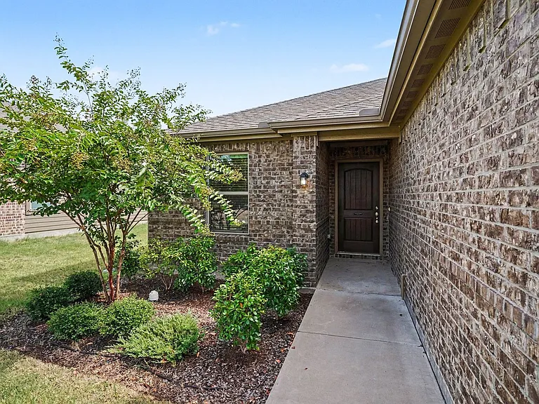 1425 Waverley Dr — Photo 4