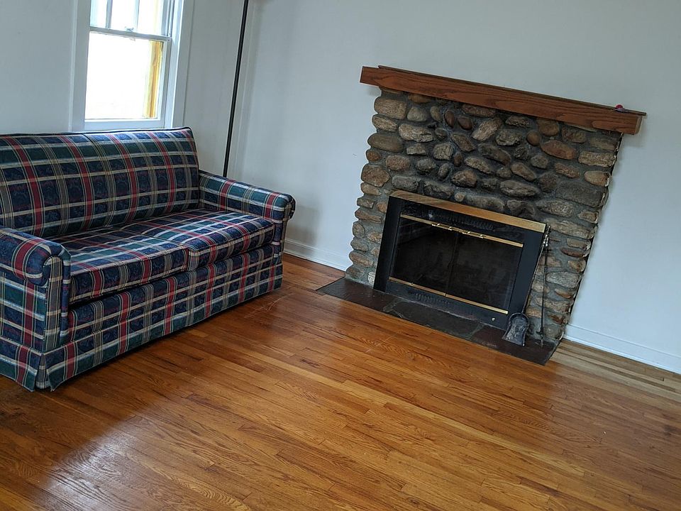 2nd image of 2 Breeze Hill Rd Unit 6