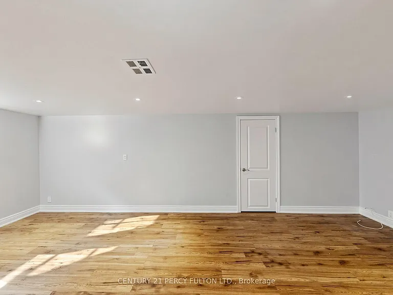 25 Kenwood Cres — Photo 31