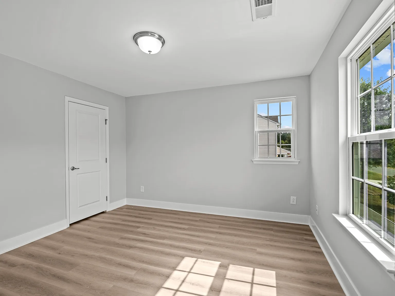 4 bed, 2.5 bath, 2083 sqft, $2,300 — Photo 4