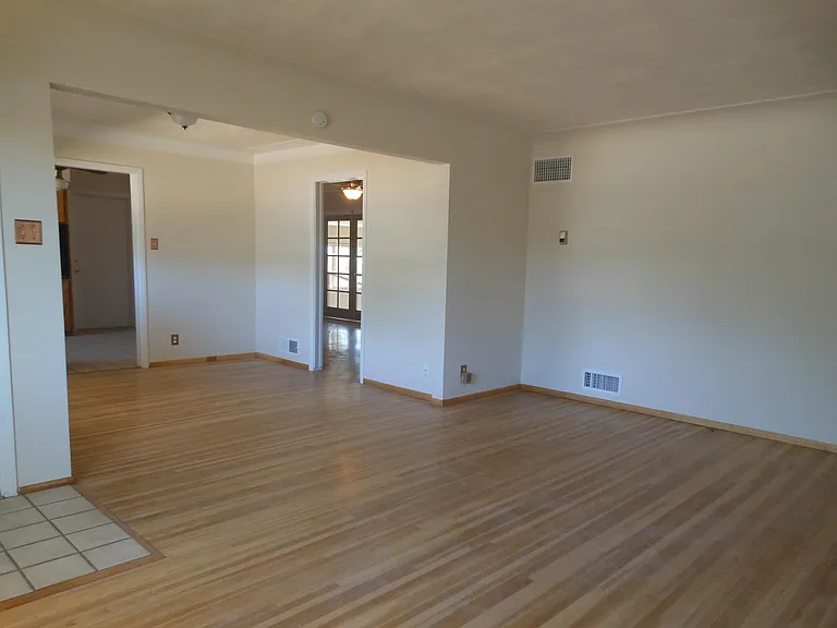 723 Adams St NE — Photo 2
