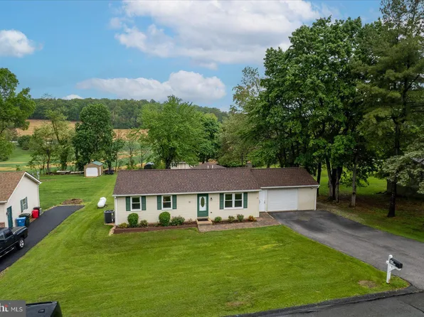 3015 Acorn Ln, Red Lion, PA 17356