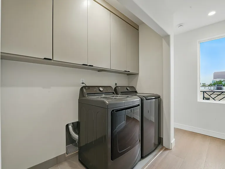 8234 Blackburn Ave #8236-1/2 — Photo 15