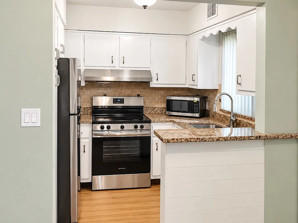 220 Holloway Dr #7