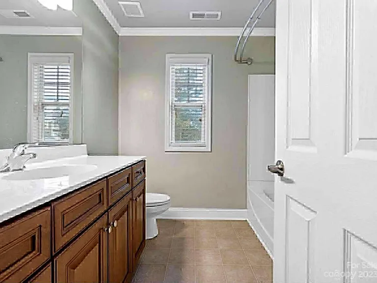 9925 Shellview Ln — Photo 8