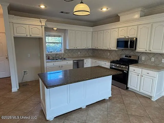3 bed, 2.0 bath, 1672 sqft, $2,000 — Photo 2