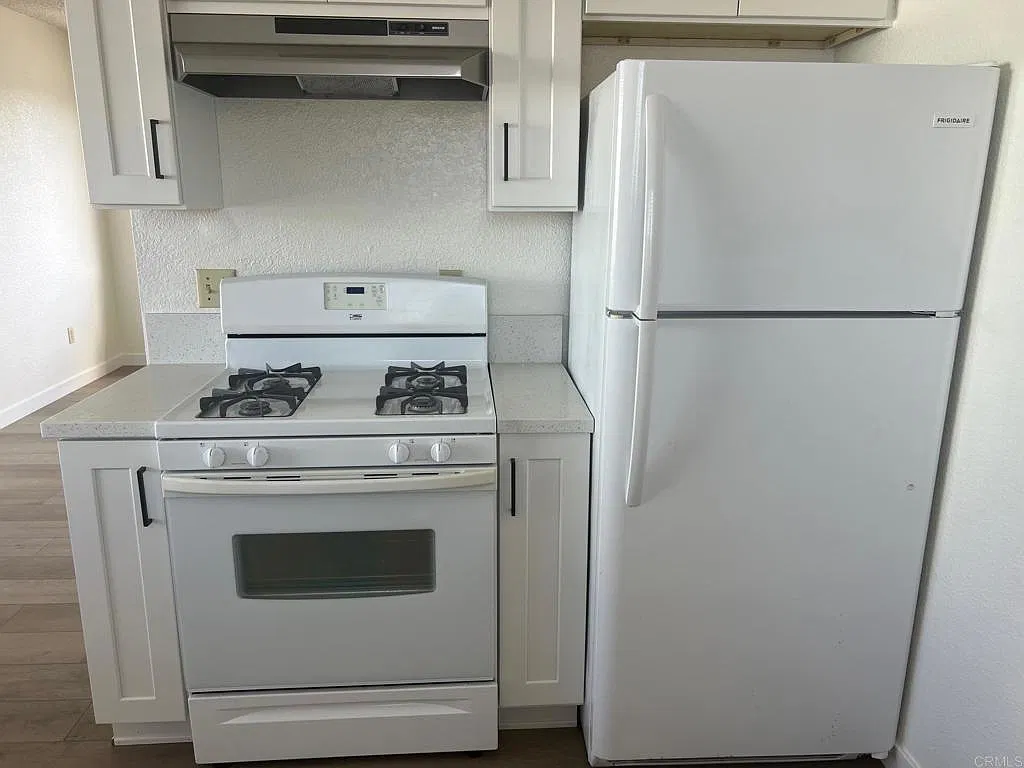 4438 Winona Ave — Photo 2